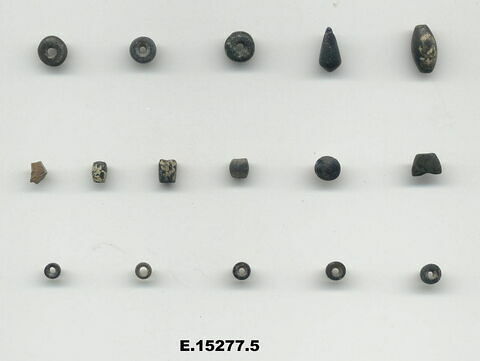 perles ; pendentif ; perle en tonnelet ; perle en goutte ; perle fusiforme ; incrustation, image 1/1