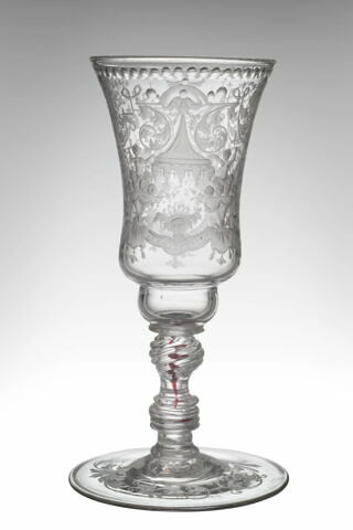 Grand verre à pied avec filet rouge