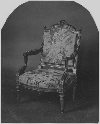 Fragments anciens et modernes de la garniture des fauteuils de la chambre de Marie-Antoinette à Saint-Cloud : soie à fleurs et fougères