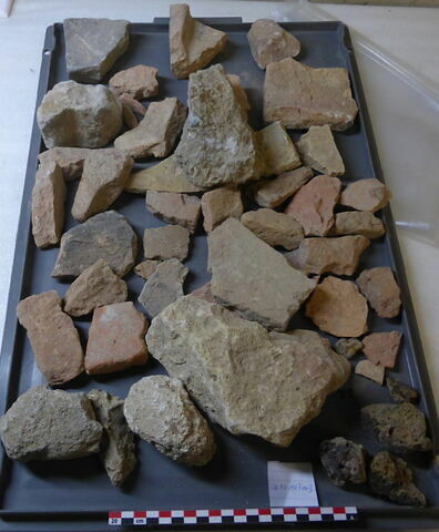 élément de construction, fragment ; scorie ; brique, fragment, image 1/1