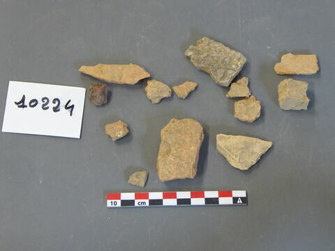 tuile, fragment ; brique, fragment ; élément de construction, fragment, image 1/1