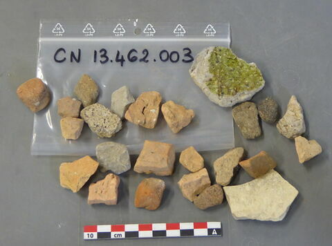 brique, fragment ; tuile, fragment, image 1/1