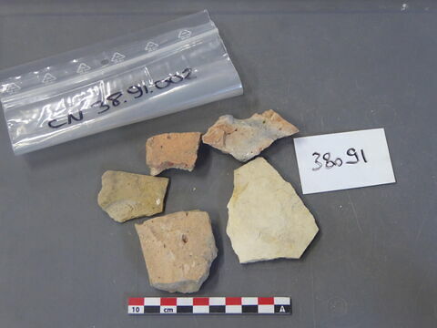 tuile, fragment ; plaque, fragment ; vase, récipient, fragment