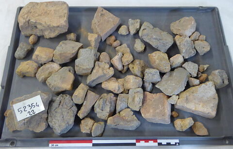 brique, fragment ; élément de construction, fragment ; dalle, fragment, image 1/1
