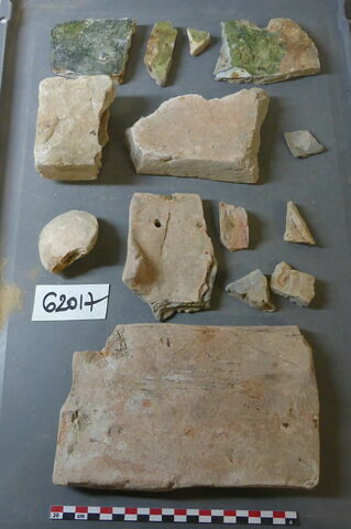 tuile, fragment ; brique, fragment ; objet indéterminé, fragment