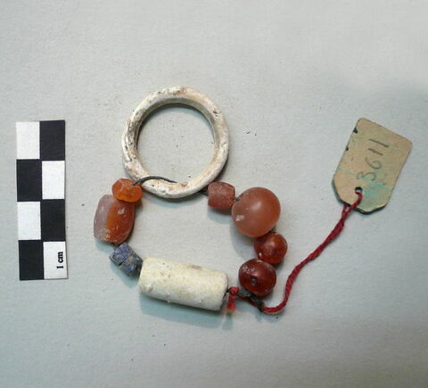 perle ; collier ; anneau, image 2/2