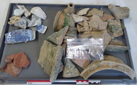 canalisation ; anse, fragment ; vase, récipient, fragment