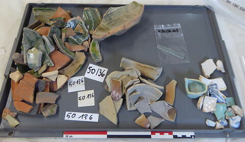 vase, récipient, fragment ; plaque, fragment, image 1/1