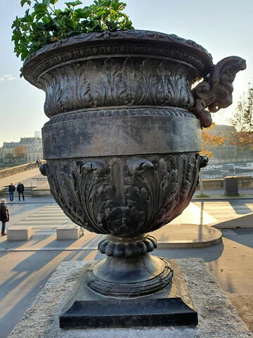 Vase aux anses formées d'un protomé de lion, image 1/1