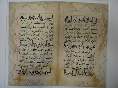 Double page d'un coran : Sourate 3 (La famille de ʿimrān, āl ʿimrān), fol. 3v : versets 134 (fin) à 138 (premier mot) ; fol. 8r : versets 167 (fin) à 170