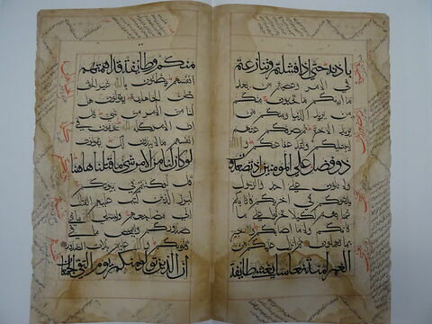 Double page d'un coran : Sourate 3 (La famille de ʿimrān, āl ʿimrān), versets 152 (fin) à 155
