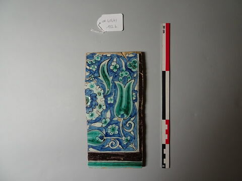 Carreau de revêtement à décor floral, image 1/1