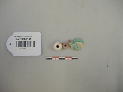 perle ; collier, image 1/2