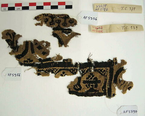 décor de textile ; bande d'encolure  ; fragment, image 2/4