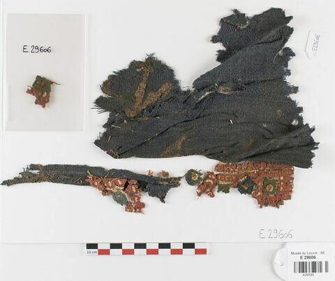 bande décorative d'habillement ; fragments, image 1/2