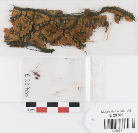 bande décorative d'habillement ; fragment, image 1/2