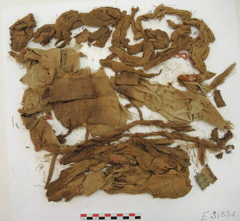 tissu ; fragments ; brut de fouilles, image 2/2
