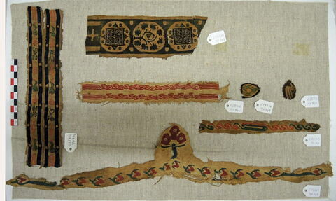 bande décorative d'habillement ; décor de textile ; fragments, image 2/2