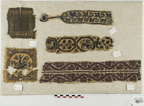 bande décorative d'habillement ; tabula ; fragments