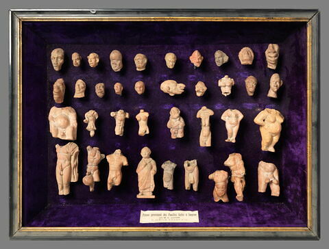 groupe de figurines ; Tableau présentant un ensemble de 37 figurines en plâtre