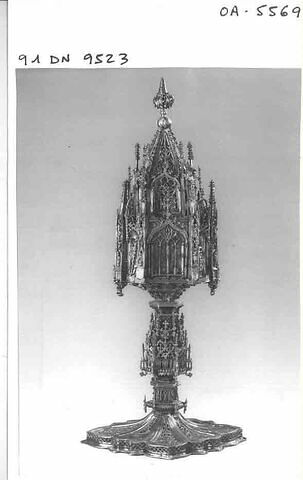 Reliquaire ou réserve eucharistique en forme de sanctuaire gothique au pied polylobé
