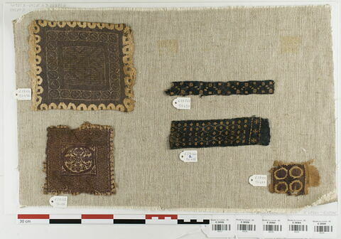 tabula ; bande décorative d'habillement ; fragments, image 1/2