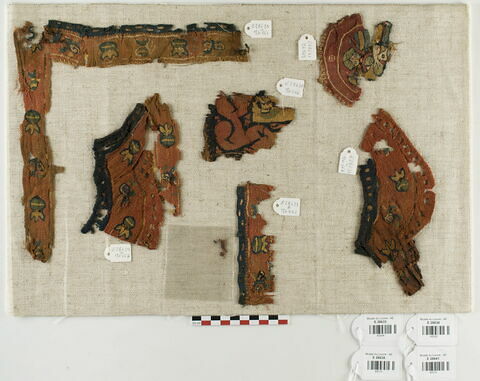 bande décorative d'habillement ; orbiculus ; fragment, image 1/2