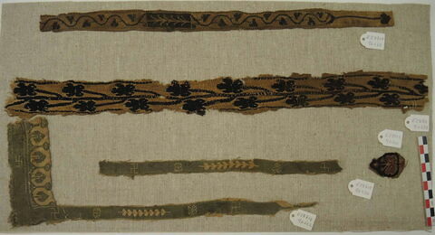 clavus ; décor de textile ; fragments, image 2/2