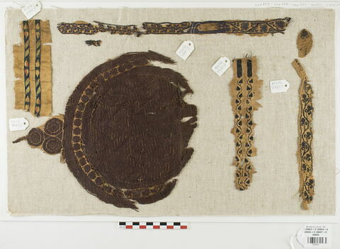 bande décorative d'habillement ; décor de textile ; fragments