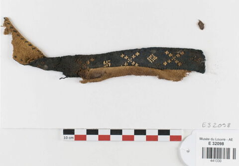 bande décorative d'habillement ; fragments
