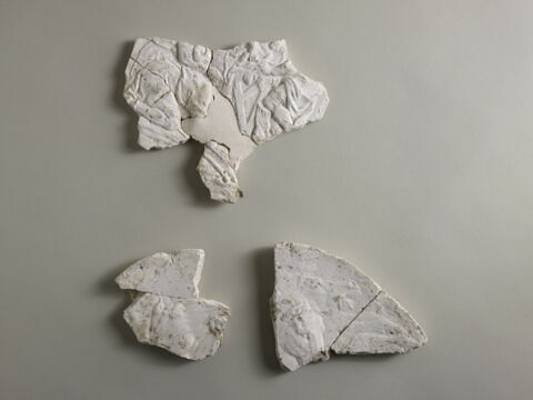 bas-relief, fragment ; plaque, fragment, image 2/2