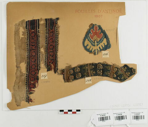 décor de textile ; bande de poignet ; bande d'encolure ; fragment