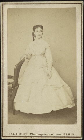 Portrait-carte de Marie Lassalle en pied