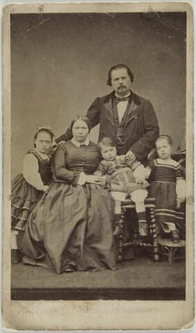 Emile Lassalle avec ses 3 enfants et leur nourrice (?)