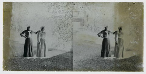 Portrait des deux femmes dans le même parc, image 1/1