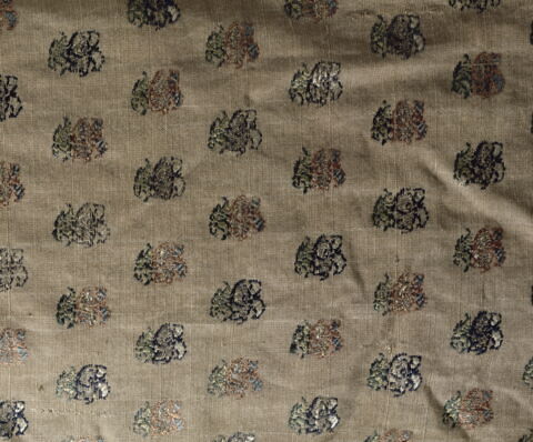 Robe de soie brochée rose à semis de palmettes, image 2/3