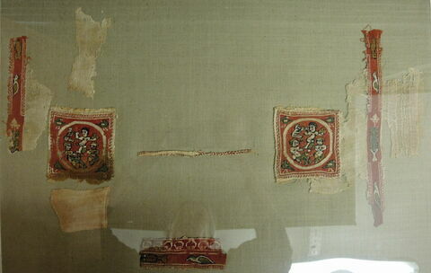 clavus ; tabula ; bande décorative d'habillement ; fragments, image 2/2