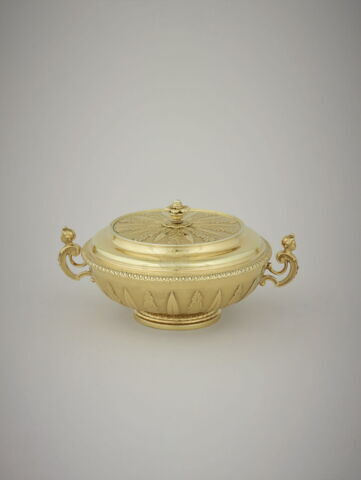 Grande tasse couverte de la toilette de la duchesse de Modène