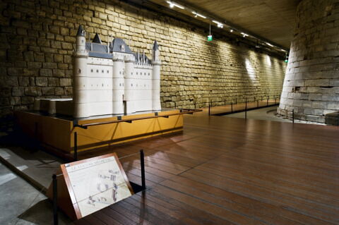 Maquette décor du château de Charles V, image 3/13