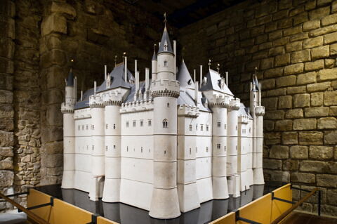 Maquette décor du château de Charles V, image 8/13
