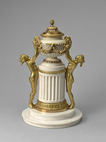 Pot-pourri en forme de monument à l'antique, avec son couvercle (RFML.OA.2020.24.1.2)