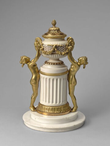 Pot-pourri en forme de monument à l'antique, avec son couvercle (RFML.OA.2020.24.1.2), image 2/2