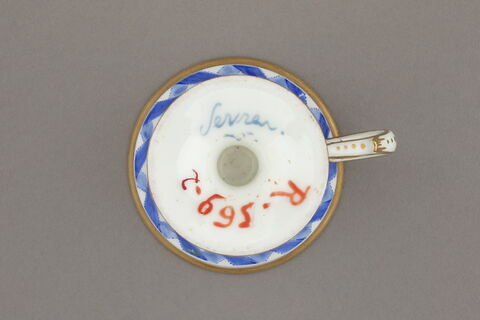 Petit pot à anse d'un ensemble de six sur un plateau circulaire, d'une paire (R 568), d'un service de table (R 550 à 675), image 5/10
