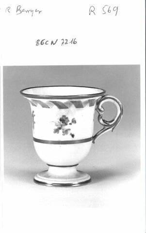 Petit pot à anse d'un ensemble de six sur un plateau circulaire, d'une paire (R 568), d'un service de table (R 550 à 675), image 12/16