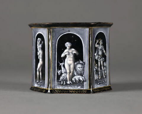 Salière hexagonale en grisaille illustrant des dieux et des déesses, image 6/8