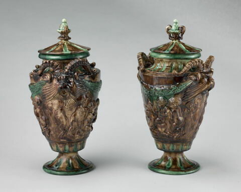Paire d'urnes ayant appartenu à Delacroix ; décor de bacchanale, dans le gout de Clodion