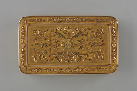 Tabatière à décor de feuilles d’acanthe, image 2/15