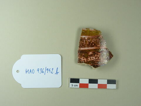 Fragment de paroi à carène au décor en registres, image 1/1