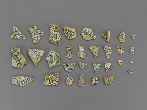 30 fragments provenant de différents plats de Deruta, lustrés