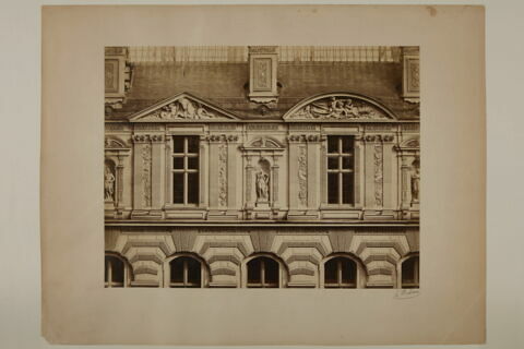 Les deux dernières travées nord de la façade de la galerie des Sept Mètres, dans la cour Visconti, image 2/2